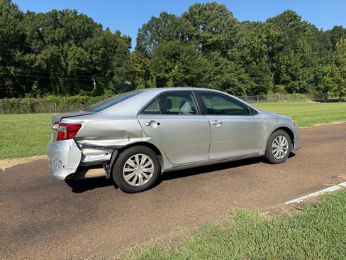 Used 2012 Toyota Camry LE FWD image 5