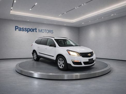 Used 2017 Chevrolet Traverse LS FWD image 3