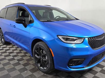 New 2026 Chrysler Pacifica Select w/ S Appearance Package