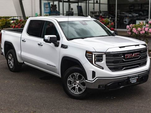 Used 2025 GMC Sierra 1500 SLT AWD/4WD image 2