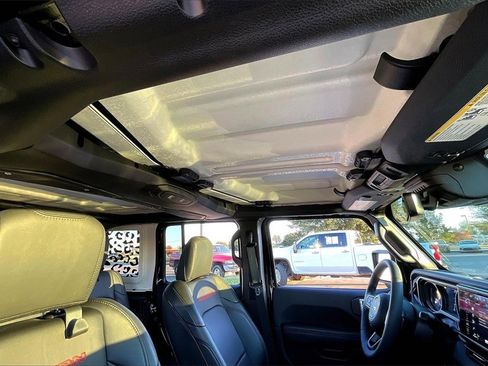 Used 2025 Jeep Wrangler Unlimited Rubicon w/ Technology Group image 35