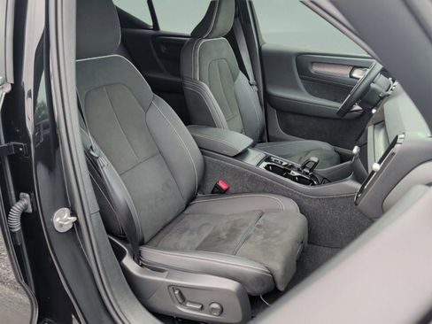 Used 2025 Volvo XC40 B5 Plus AWD/4WD image 9