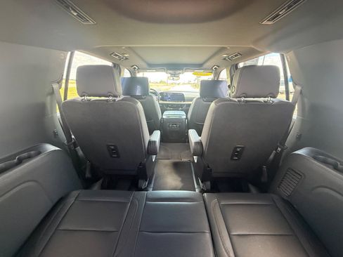 Used 2025 Chevrolet Suburban High Country AWD/4WD image 18