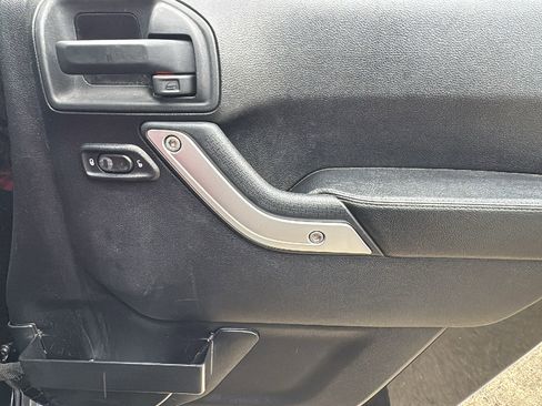 Used 2015 Jeep Wrangler Unlimited Rubicon image 28