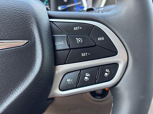 Used 2024 Chrysler Pacifica Limited FWD image 20