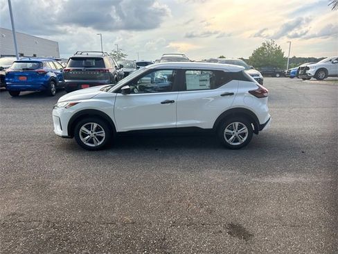 New 2025 Nissan Kicks Play S image 7