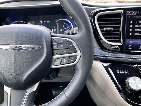 Used 2023 Chrysler Pacifica Touring-L image 17