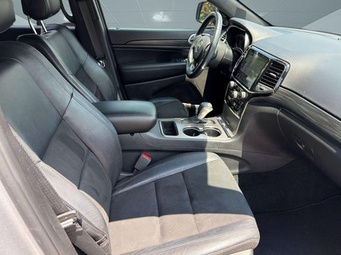 Used 2019 Jeep Grand Cherokee Laredo w/ Laredo X Package RWD image 24