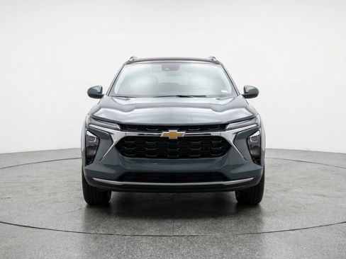 Used 2025 Chevrolet Trax LT w/ LT Convenience Package FWD image 2