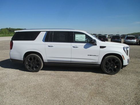 New 2026 GMC Yukon XL Denali w/ Denali Reserve Package AWD/4WD image 3