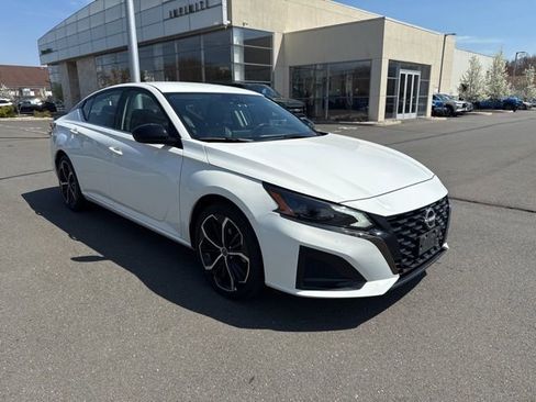 Used 2024 Nissan Altima 2.5 SR image 2