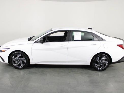 Certified 2025 Hyundai Elantra SEL image 11