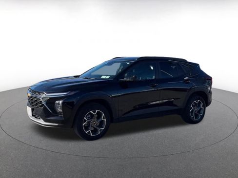 Used 2025 Chevrolet Trax LT w/ LT Convenience Package image 8