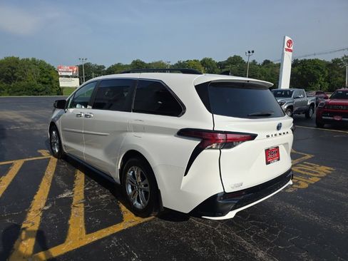 Used 2021 Toyota Sienna XSE FWD image 7