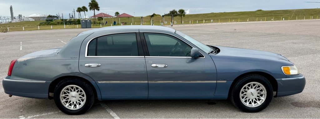 Used 1999 Lincoln Town Car Signature RWD image 4