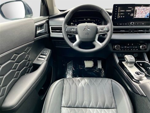 New 2025 Mitsubishi Outlander SEL image 24