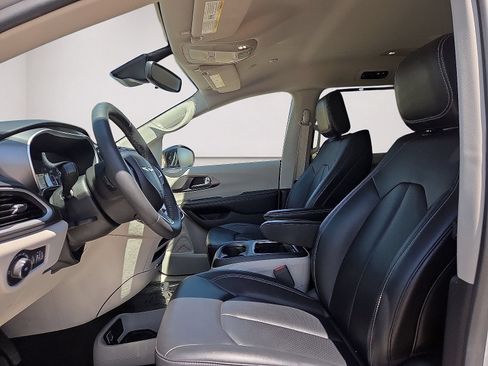 Used 2024 Chrysler Pacifica Touring-L FWD image 24