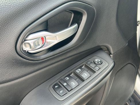 Used 2022 Jeep Cherokee Trailhawk AWD/4WD image 15