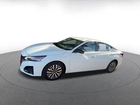 Used 2025 Nissan Altima 2.5 SV FWD image 8