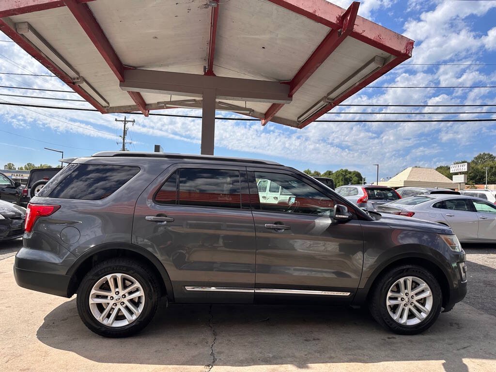 Used 2017 Ford Explorer XLT FWD image 5