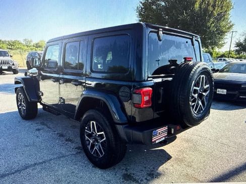 Used 2026 Jeep Wrangler Unlimited Sahara AWD/4WD image 3