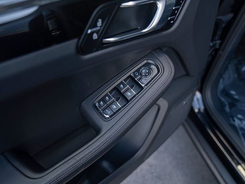 Used 2025 Porsche Macan image 17