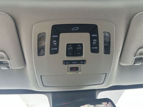 Used 2024 Toyota Sienna XLE image 17