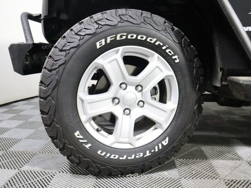 Used 2017 Jeep Wrangler Sahara w/ Connectivity Group image 14