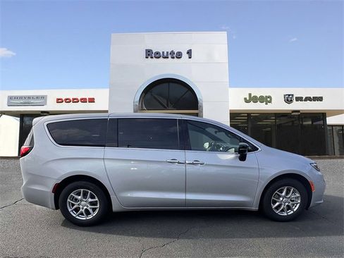 New 2026 Chrysler Pacifica Select image 7