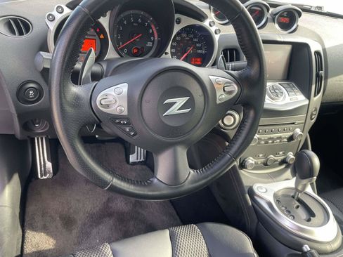 Used 2018 Nissan 370Z Touring RWD image 12