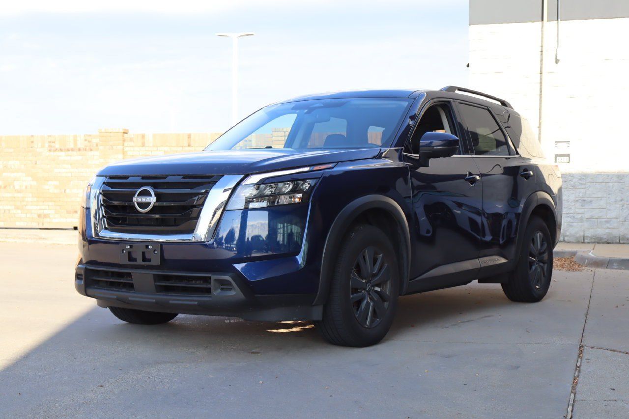 Used 2024 Nissan Pathfinder SV FWD image 2