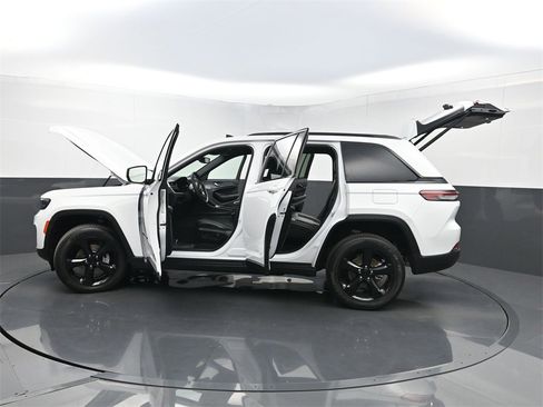 Used 2023 Jeep Grand Cherokee Altitude image 39