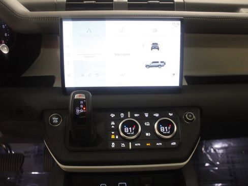 Used 2023 Land Rover Defender 130 SE image 30