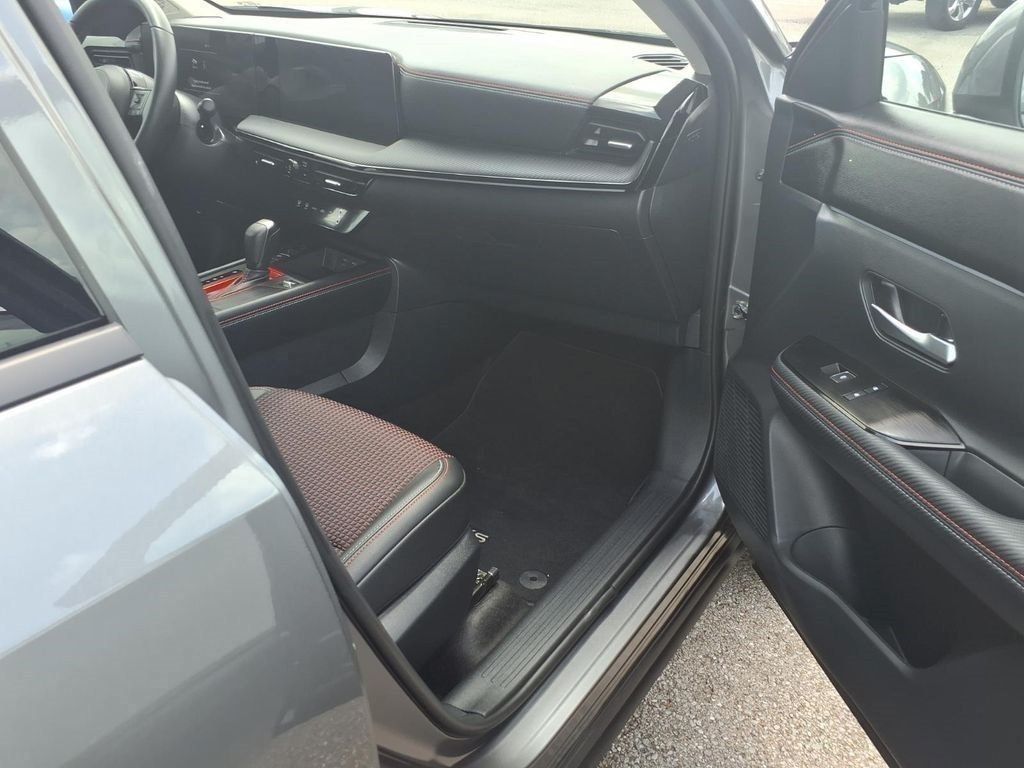 Used 2025 Nissan Kicks SR FWD image 23