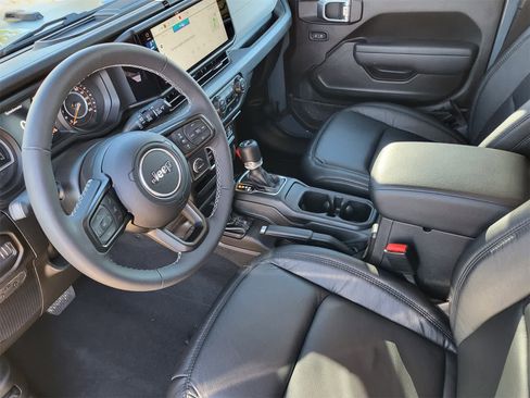 Used 2025 Jeep Wrangler Sport S image 12