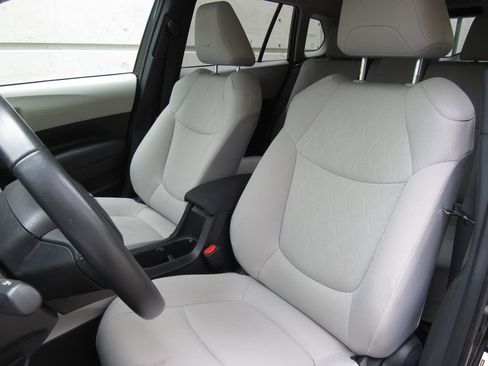 Certified 2023 Toyota Corolla Cross LE w/ Moonroof Package AWD/4WD image 11