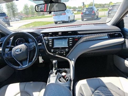 Used 2020 Toyota Camry SE w/ Carpet Mat Package FWD image 11
