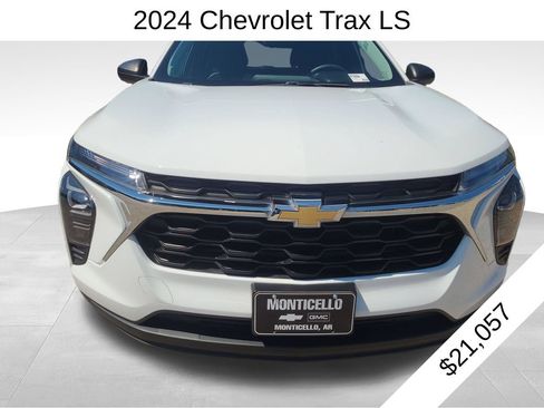 Used 2024 Chevrolet Trax LS FWD image 2