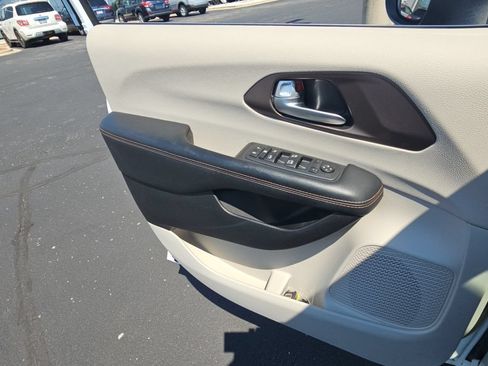 Used 2017 Chrysler Pacifica LX FWD image 23