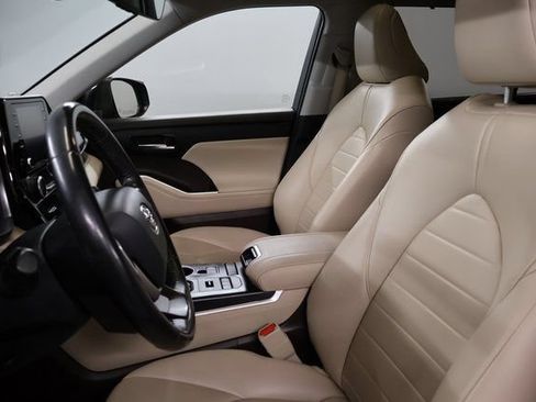 Used 2022 Toyota Highlander XLE AWD/4WD image 12