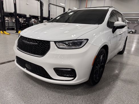 Used 2023 Chrysler Pacifica Touring-L w/ S Appearance Package image 32