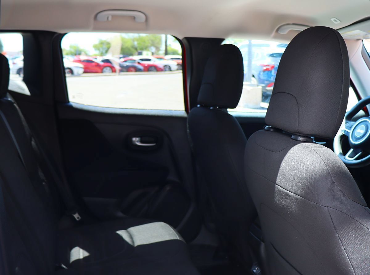 Used 2019 Jeep Renegade Latitude FWD image 28