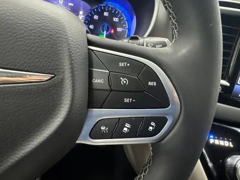 Used 2024 Chrysler Pacifica Touring-L FWD image 12