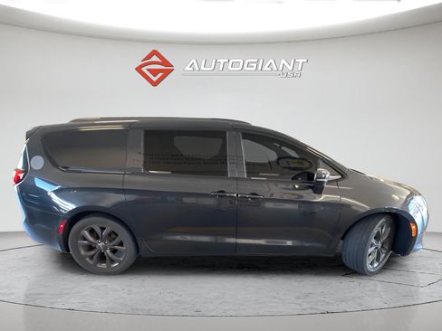 Used 2018 Chrysler Pacifica Limited w/ S Appearance Package FWD image 4
