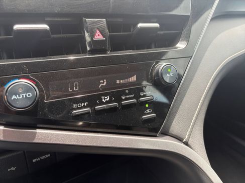 Used 2021 Toyota Camry SE FWD image 12