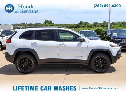 Used 2017 Jeep Cherokee Trailhawk AWD/4WD image 6