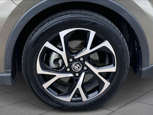 Used 2021 Toyota C-HR XLE image 9