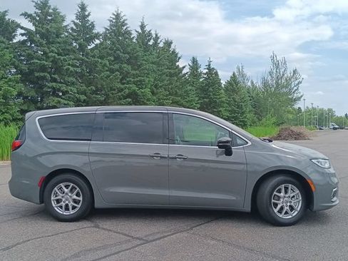 Used 2025 Chrysler Pacifica Select FWD image 22