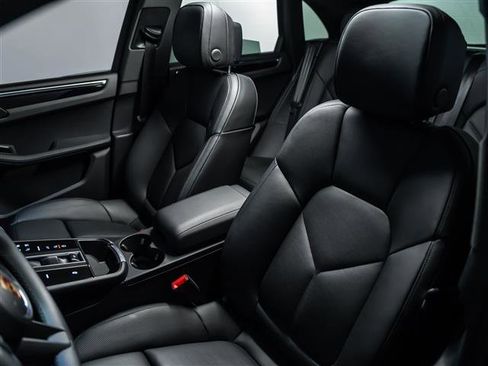 Certified 2026 Porsche Macan image 5