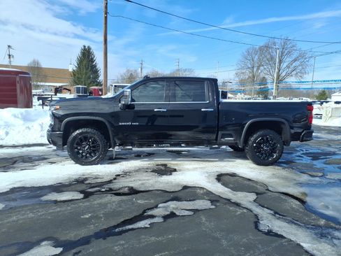 Used 2024 Chevrolet Silverado 3500 LTZ w/ LTZ Plus Package image 2